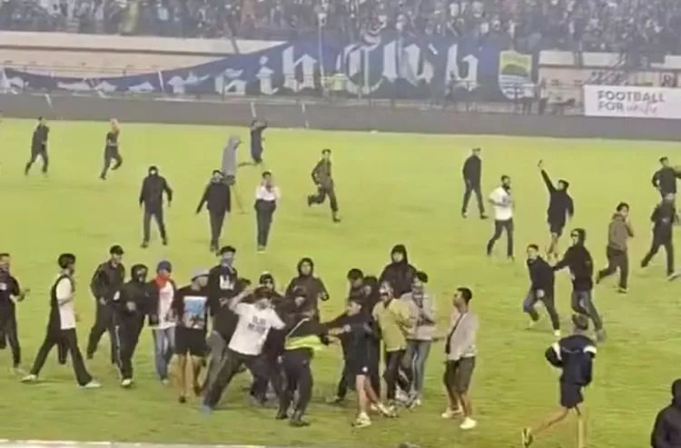 Kericuhan terjadi usai laga Persib vs Persija di Stadion Si Jalak Harupat, Senin, 23 September 2024.