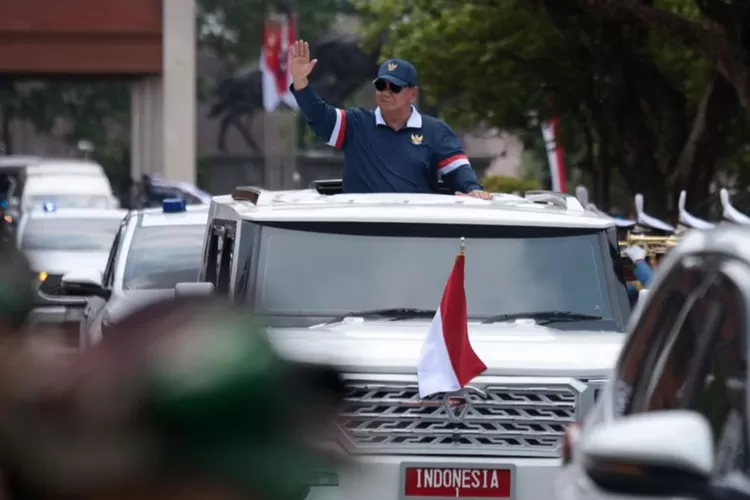 Potret Presiden Prabowo saat mengendarai Pindad Maung Garuda.