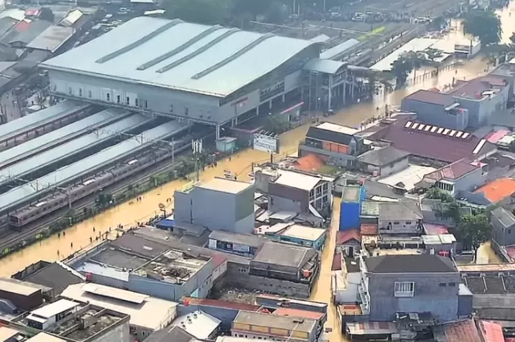 Stasiun Bekasi Terendam Banjir, Lift Eskalator Tidak Berfungsi Karena Mati Listrik