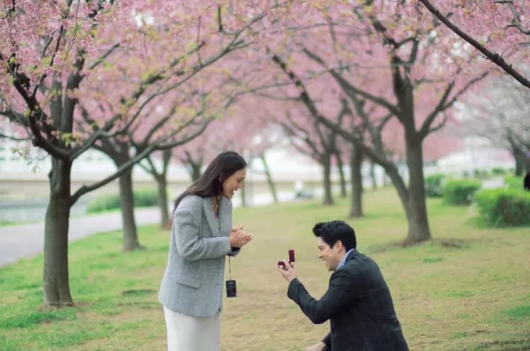 Momen bahagia Luna Maya dilamar Maxime Bouttier