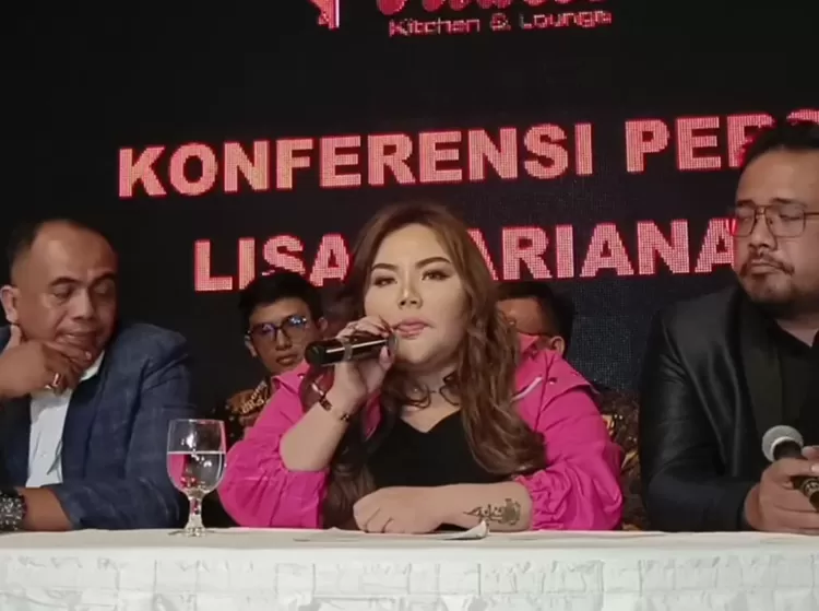 Lisa Mariana Saat Menggelar Konferensi Pers dengan Awak Media.