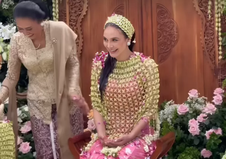Luna Maya dan Maxime Bouttier jalani proses siraman jelang pernikahan.