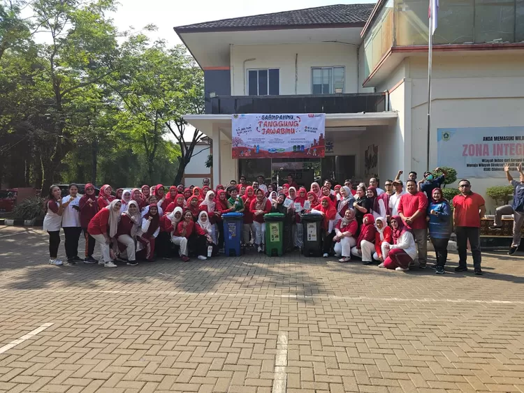 Dr. Yukie Meistisia A. Satoto, S.H., M.H(Kes)., selaku Direktur Utama RSUD Bakti Pajajaran (Cibinong) meresmikan launching Bank Sampah 