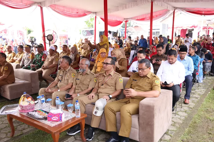 Jaro Ade saat melakukan kunjungan kerja ke Kecamatan Leuwiliang, Senin (11/8).