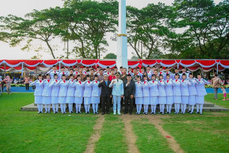 Wakil Wali Kota Bogor Jenal Mutaqin bersama Anggota Paskibra 17 Agustus di Lapangan Sempur Bogor