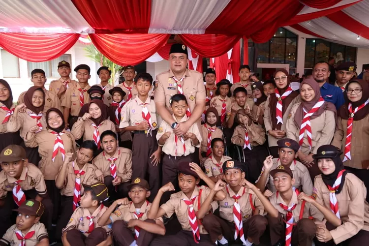 Rudy Susmanto saat berfoto bersama kalangan Pramuka siaga, penggalang, hingga penegak.