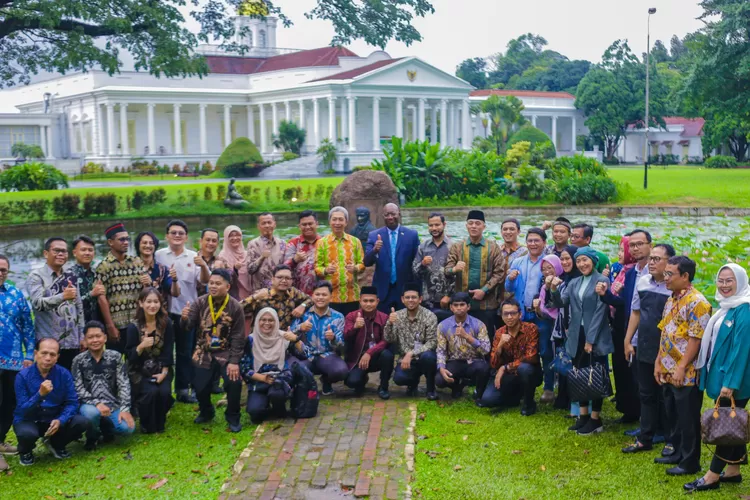  Peserta napak tilas berkeliling Istana Bogor untuk mengenang momen Konferensi Bogor cikal bakal KAA Bandung