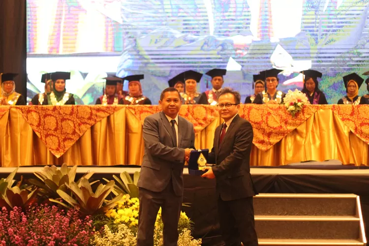 Urindo secara konsisten dan komitmen tinggi dengan mengembangkan program pusat kajian keluarga dan kelanjutusiaan. 