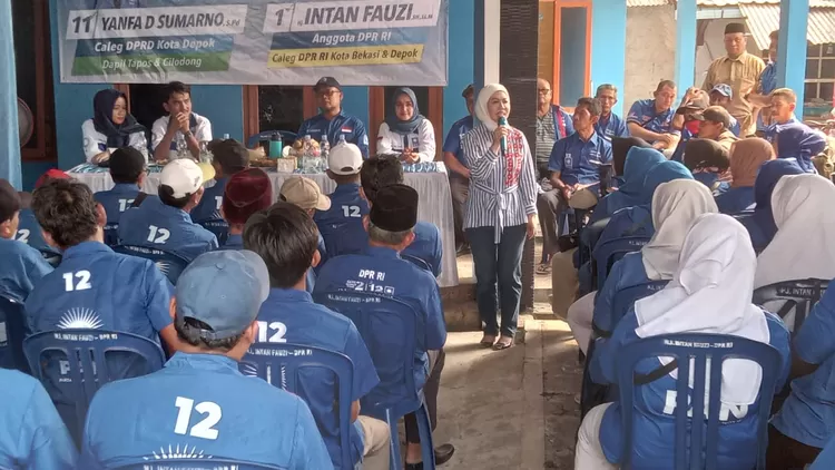MENANG : Anggota DPR RI Fraksi PAN, Intan Fauzi saat mengukuhkan Tim Suksesnya bersama Caleg DPRD Kota Depok dari PAN, Yanfa Sumarno di Kelurahan Cilangkap, Kecamatan Tapos. 
