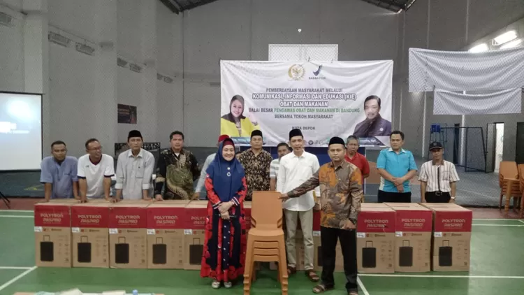 PEDULI : Anggota Komisi IX DPR RI Wenny Haryanto saat menyerahkan 11 Sound System hingga 1100 kursi secara simbolis pada 11 RW Kelurahan Bedahan, Kecamatan Sawangan, Kota Depok.