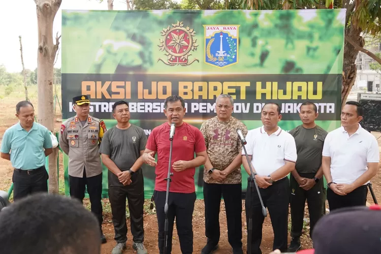 AKSIIJO : Pangkostrad Letnan Jenderal TNI Maruli Simanjuntak saat menanam pohon secara simbolis