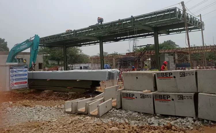 Penampakan pembangunan SPBU di kawasan GDC, Kelurahan Depok, Kecamatan Pancoranmas yang dinilai memiliki sejumlah kejanggalan. 