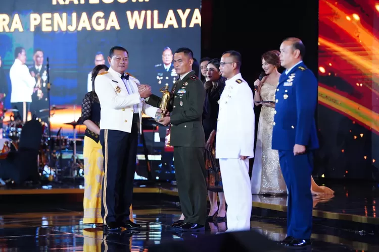 MEMBANGGAKAN : Dua Prajurit Kostrad berhasil meraih Penghargaan dalam Soedirman Awards. 