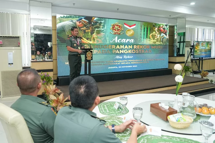 Pangkostrad Letjen TNI Maruli Simanjuntak , M. Sc ketika memberi sambutan usai menerima penghargaan dari MURI