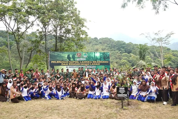 KOMPAK : Pangkostrad Letjen TNI Maruli Simanjuntak, M.Sc bersama jajaran saat foto bersama dengan masyarakat dan stakeholder lainnya dalam giat penanaman 10.000 Pohon dan Lepas Liar Satwa Langka di Gunung Sanggabuana. 