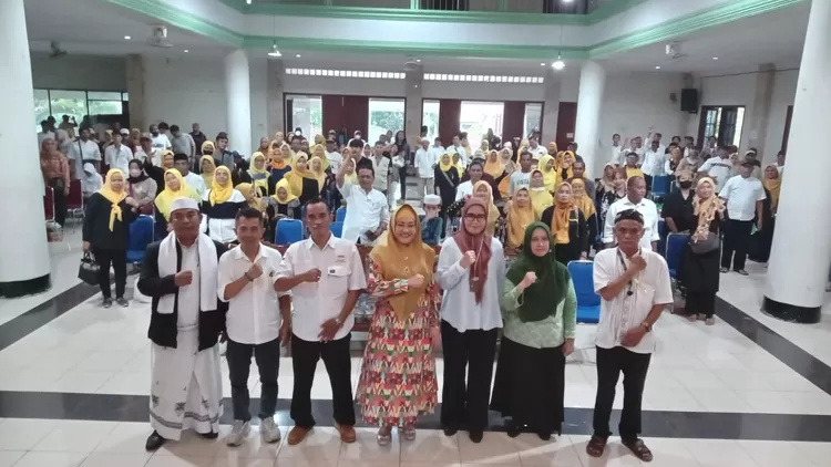 Anggota Komisi IX DPR RI, Wenny Haryanto (tengah) bersama BKKBN Jawa Barat dan DP3AP2KB KOta Depok dan masyarakat dalam sosialisasi Program Percepatan Penanganan Stunting, di Gedung MUI, Kecamatan Pancoran Mas, Kota Depok, Jumat (24/11/2023))