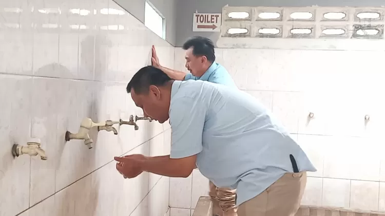 TUNAIKANIBADAH : Caleg DPRD Provinsi Jawa Barat nomor urut 1 Dapil Kota Depok dan Bekasi, Abdul Harris Bobihoe dan Caleg DPRD Kota Depok nomor urut 1 Dapil Cilodong dan Tapos, H Hamzah saat wudhu untuk menunaikan shalat dzuhur ketika kampanye hari pertama. 