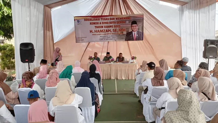 Ketua Komisi A DPRD Kota Depok, Hamzah, membuka wawasan masyarakat soal tugas dan fungsi Komisi A saat sosialisasi, di Kelurahan Sukamaju Baru, Kecamatan Tapos, Depok, Kamis (7/12).