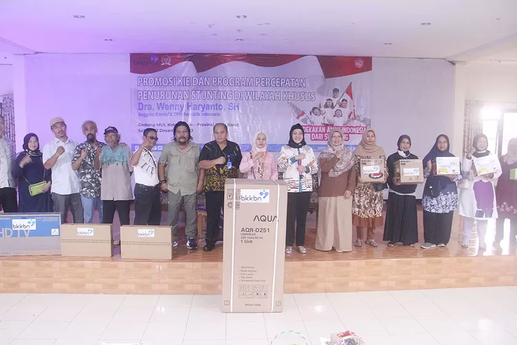 Masyarakat saat mendapatkan doorprize dari BKKBN saat sosialisasi pencegahan Stunting di Gedung MUI, Kecamatan Pancoran Mas, Kota Depok