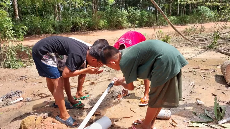 Masyarakat saat menikmati air bersih hasil dari 20 titik pembangunan air bersih di Kepulauan Bangka Belitung. 