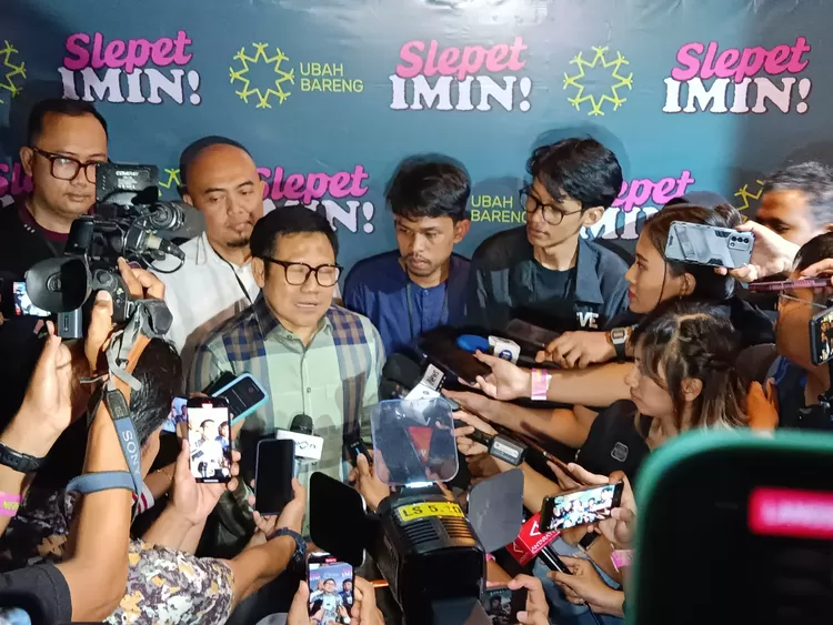 Ketua DPC PKB Kota Depok, M Faizin (baju putih) saat mendampingi Ketua Umum PKB, Muhaimin Iskandar konfrensi pers dalam acara Slepet Imin di Margonda, Kota Depok