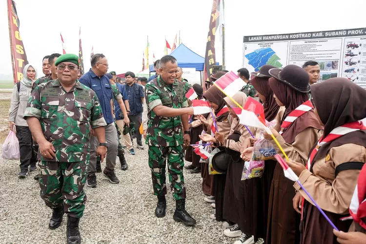 Pangkostrad Letnan Jenderal TNI Muhammad Saleh Mustafa ketika disambut pelajar dalam kegiatan gerakan nasional ketahanan pangan, Kamis (4/1/2024).