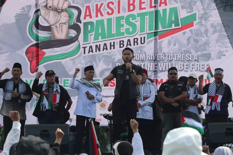 AKSI : Ratusan masyarakat yang ikut dalam Aksi Bela Palestina Tanah Baru, yang berlangsung di Lapangan Gaban, Jalan Saidan, Kelurahan Tanah Baru, Kecamatan Beji, Kota Depok, Sabtu (6/1). 