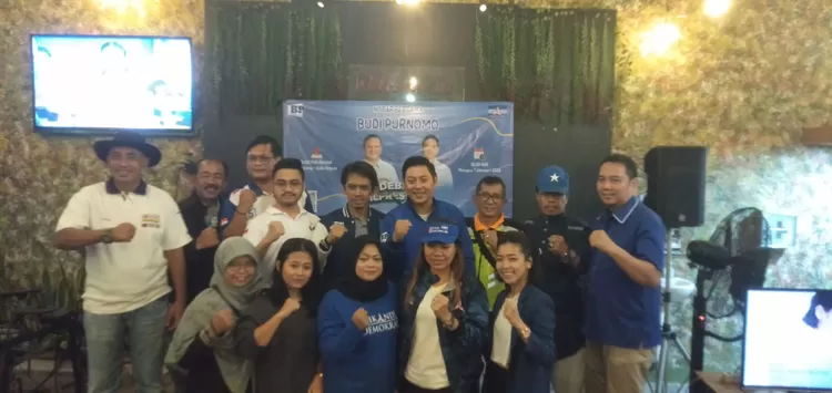 Foto bersama kepada para caleg Partai Demokrat pada acara nobar  debat putaran ketiga menjelang Pilpres 2024, di Cafe Dinamis, Kelurahan Kalimulya, Kecamatan Cilodong, Minggu (7/1).