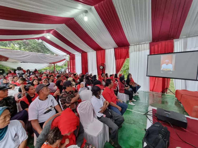 Pasukan Artmy Mulyanto saat menyimak arahan dari Calon Presiden Ganjar Pranowo secara daring saat HUT ke 51 PDI Perjuangan di Kelurahan Cimpaeun, Kecamatan Tapos, Kota Depok
