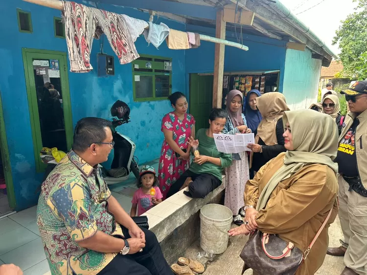 Ketua Komisi A DPRD Kota Depok, H Hamzah saat blusukan ke masyarakat dan mengajak untuk rajin membaca buku. 