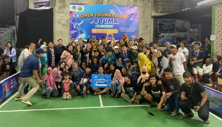 SERU : Penyerahan penghargaan kepada para pemenang dalam turnamen Persatuan Bulutangkis (PB) Tuma, yang berlangsung di Lapangan Badminton PB Tuma, Jalan Hj. Elah, RT2/6 Kelurahan Serua, Kecamatan Bojongsari, Kota Depok, Sabtu (17/2).