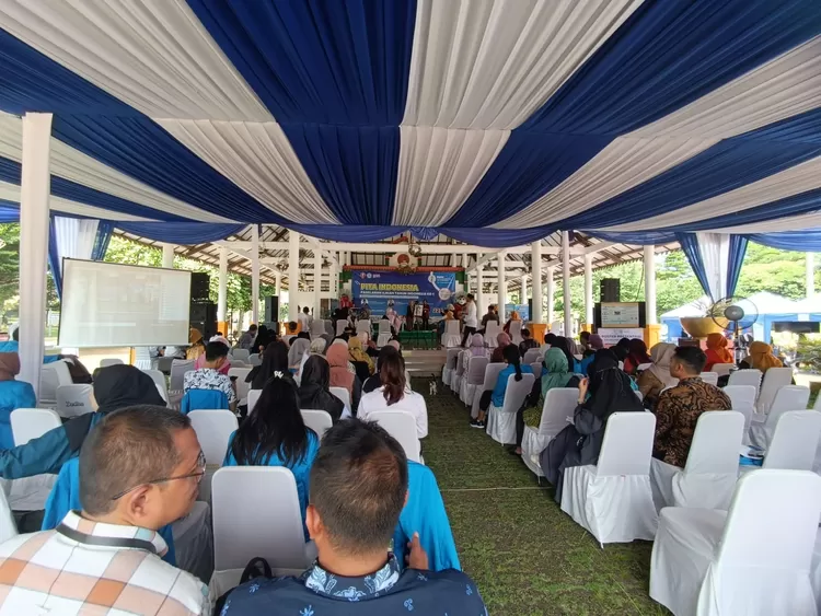 Suasana peserta dengan fokus menyimak Pagelaran Ilmiah Tahunan (PITA) dengan tema Kolaborasi Keberagaman dalam Ciptakan Inovasi Indonesia yang diadakan Universitas Respati Indonesia (Urindo), di Anjungan TMII. 