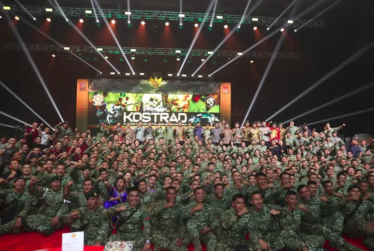 Foto bersama seluruh jajaran Kostad bersama menunjukan kekompakan saat HUT ke 63 Kostrad di Ancol, Jakarta