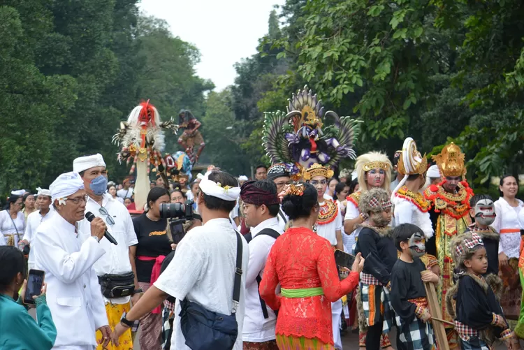 Rombongan Parade Budaya dalam rangka menyambut Hari Suci Nyepi Tahun Baru Saka 1946, di Pura Widya Dharma Cibubur.