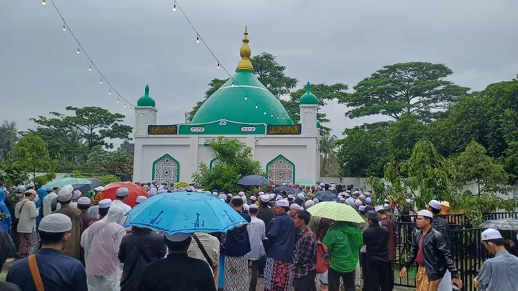 PADAT : Kepadatan area Masjid Nurul Musthofa Center, Kelurahan Jatimulya, Cilodong, Kota Depok. Puluhan ribu jamaah tengah melayat almarhum Habib Hasan bin Jafar Assegaf.