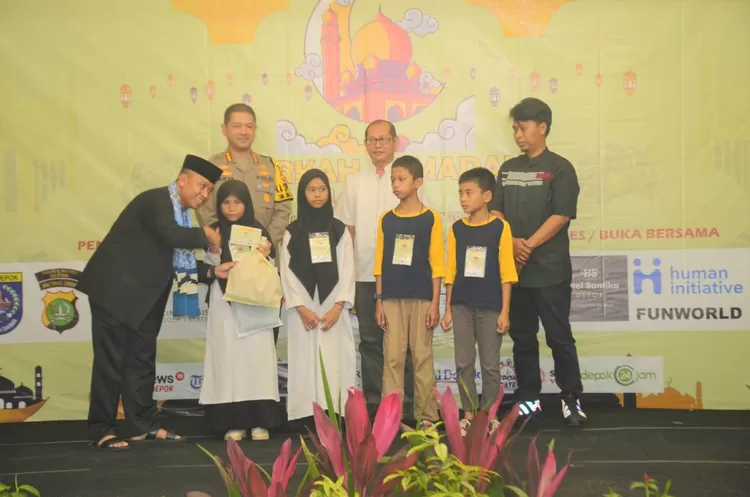 Sekda Kota Depok Supian Suri memberi santuan kepada anak yatim saat kegiatan IJTI Depok
