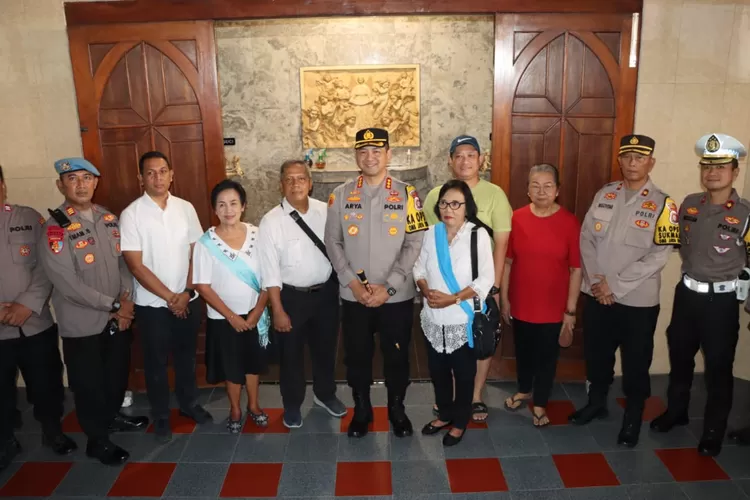 SINERGI : Kapolres Metro Depok, Kombes Arya Perdana dalam giat pengamanan Jumat Agung dan Peringatan Isa Al Masih di sejumlah gereja Kota Depok.