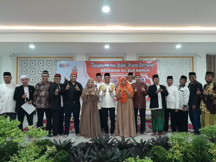 KOMPAK : Foto bersama dalam agenda buka puasa bersama Anggota DPRD Kota Depok terpilih dari PKS, Ela Dahlia, berlangsung di Gedung Serbaguna Telorindo, Kelurahan/Kecamatan Sawangan, Kota Depok, Minggu (31/3).