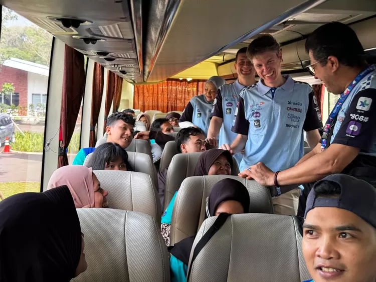 Mudik XL Axiata : Direktur & Chief Commercial Officer - Consumer XL Axiata, David Arcelus Oses, Chief Corporate Affairs XL Axiata, Marwan O. Baasir, Chief GTM Officer XL Axiata, Yavuz Fatih, dan Group Head XL Axiata Region Jabodetabek, Rd. Sofia Purbayanti menyapa langsung retailer peserta mudik