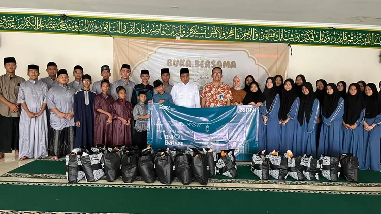 BNI KC Margonda saat menyalurkan 480 sembako pada Ramadan kali ini