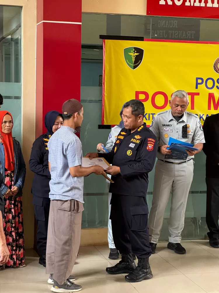 Serah terima hasil Tes DNA korban kecelakaan maut di Tol Jakarta Cikampek (Japek) KM58, Kabupaten Kerawang asal Depok, di RS Polri, Kramat Jati, Jakarta.