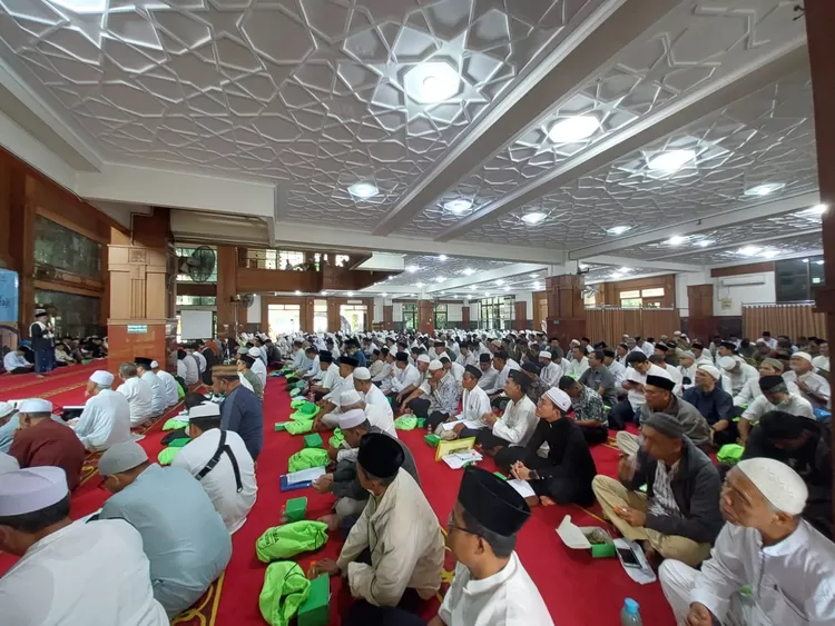 Jemaah Kota Depok saat menjalani pelaksanaan manasih di Masjid Balaikota Depok yang dibuka Wakil Walikota Depok, Imam Budi Hartono