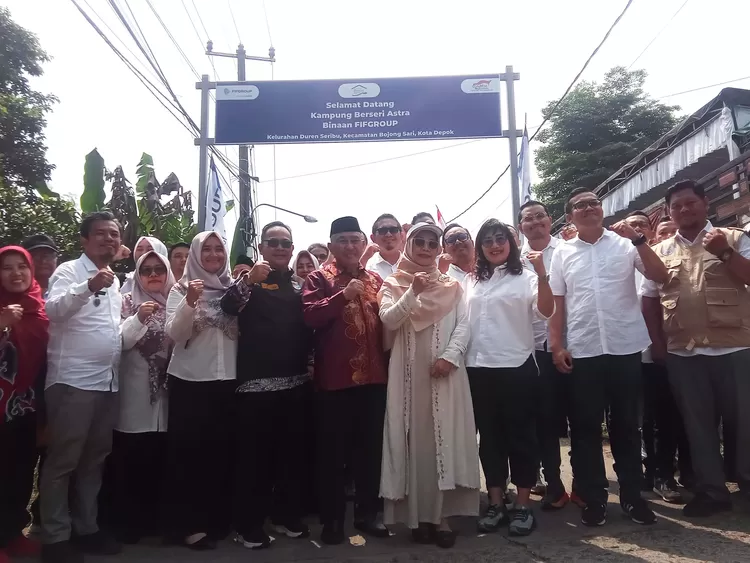 Jajaran direksi dan manajemen FIFGROUP serta Astra bersama Pemerintahan Kota Depok dan warga Kelurahan Duren Seribu usai Kick Off peresmian Kampung Berseri Astra (KBA) Binaan FIFGROUP, berlokasi di Kelurahan Duren Seribu, Kecamatan Bojongsari, Kota Depok Jumat, (3/4/2024).