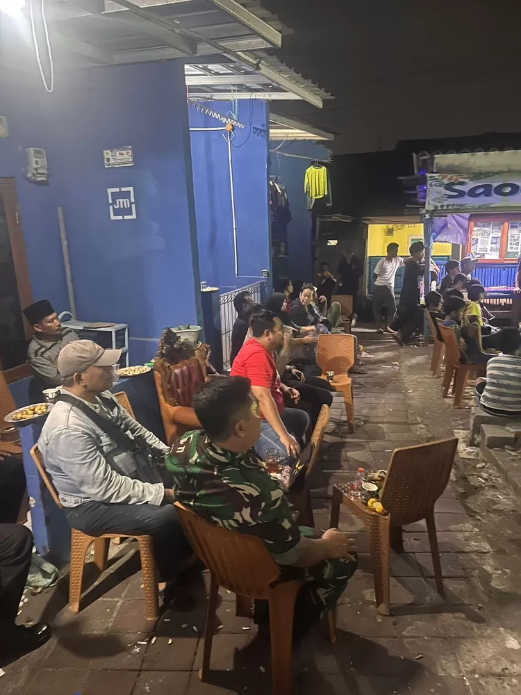 Suasana saat Tokoh Pemuda Rangkapan Jaya, Sukarjito dan Kasat Lantas Polres Metro Depok, Kompol Multazam nobar Timnas Indonesia lawan Timnas Guinea. 