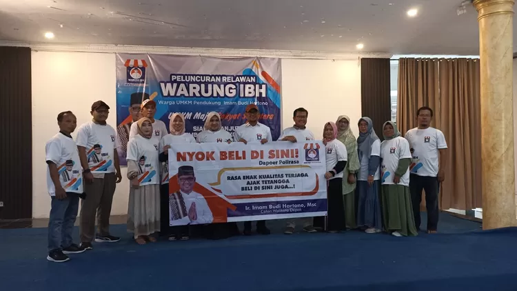 Calon Walikota Depok, Imam Budi Hartono (kiri), menunjukan salah satu contoh spanduk promosi produk UMKM, saat deklarasi dukungan yang berlokasi di Gedung Serbaguna Telorindo, Kelurahan/Kecamatan Sawangan, Kota Depok, Kamis (23/5).