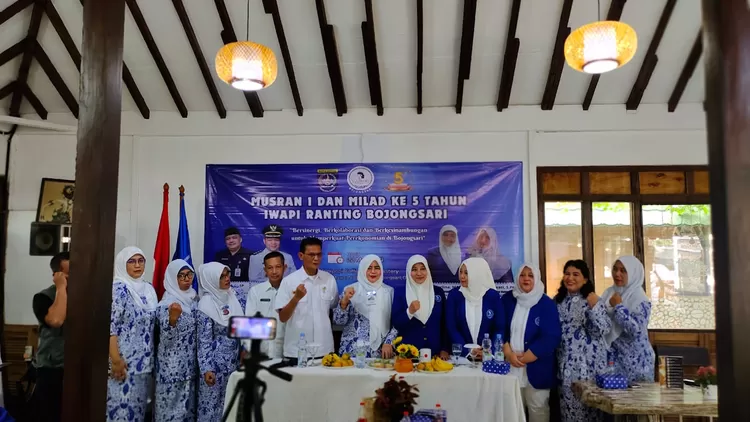 MERIAH : Foto bersama dalam kegiatan Musran I Iwapi Ranting Kecamatan Bojongsari sekaligus perayaan Milad ke-5 Iwapi Ranting Kecamatan Bojongsari, Kota Depok, bertempat di Kantor Sekretariat Iwapi Bojongsari, tepatnya di Kopipopi Cafe, Kelurahan Curug, Kecamatan Bojongsari, Rabu (22/5).