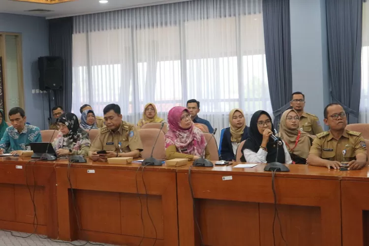 Kepala seksi kemasyarakatan dan pelayanan, Rezki Desa Ismayawati saat pemaparan tahap wawancara RDK Baktijaya tingkat Nasional di dampingi Camat Sukmajaya Wiyana, Lurah Baktijaya Mohamad Yanih, di Gedung Walikota lantai 5, Senin (27/5).