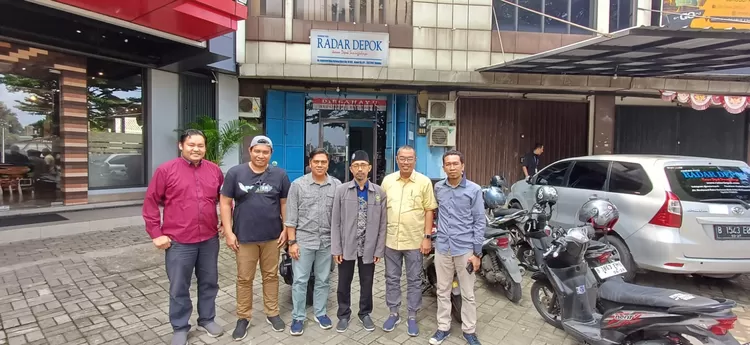 KOMPAK : PD Muhammadiyah Kota Depok saat foto bersama ketika melakukan media visit ke Harian Radar Depok, di kawasan GDC, Kelurahan Tirtajaya, Kecamatan Sukmajaya.