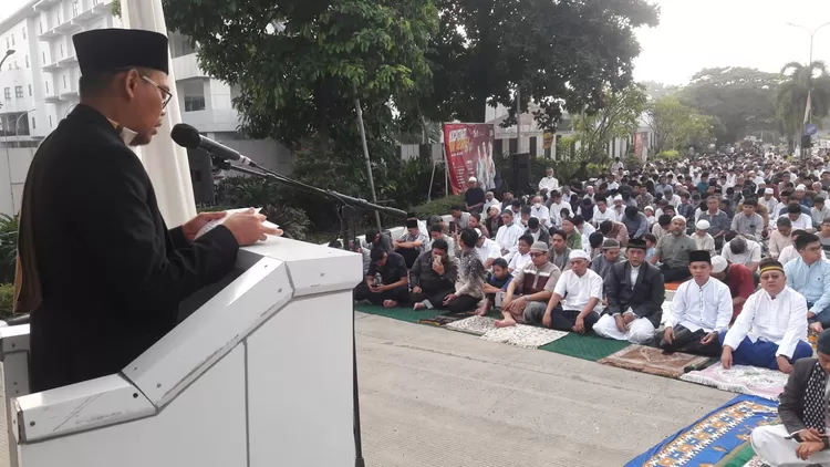 Wakil Walikota Depok, Imam Budi Hartono, menyampaikan isi ceramah di depan ribuan jemaah Salat Idul Adha 1445 H