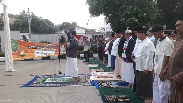Wakil Walikota Depok, Imam Budi Hartono, meninaikan Salat Idul Adha 1445 H di Boulevard Grand Depok City